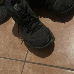 Kyrie 4 Blackout, Size 8