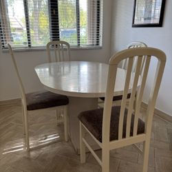 Kitchen Table/ 4 Chairs 