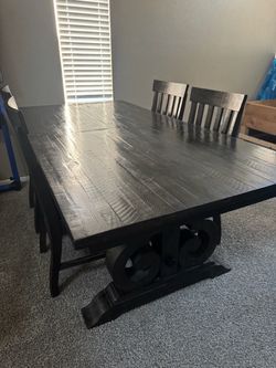 Dining room table & 4 chairs