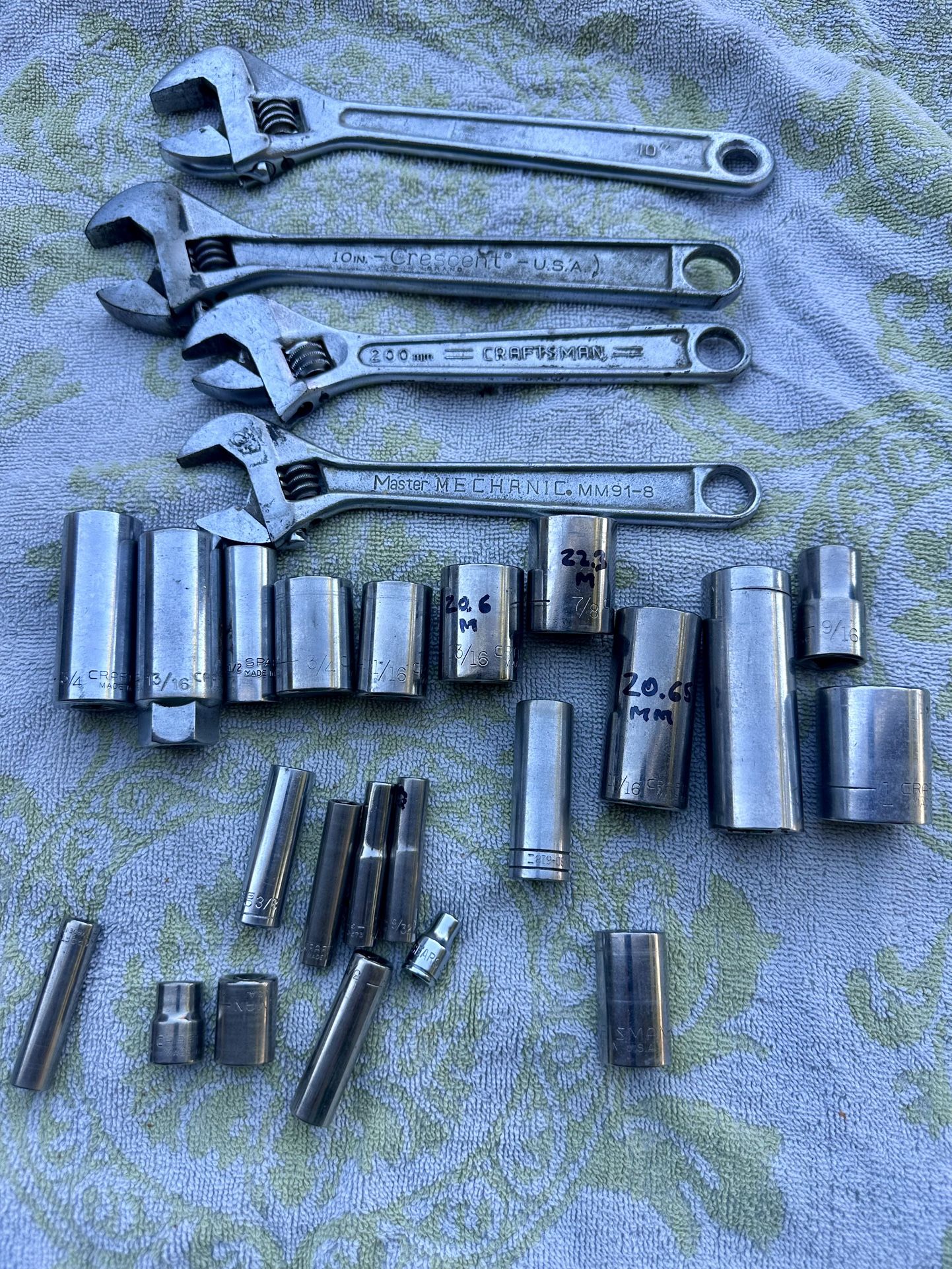 4 CRESCENT WRENCHES & 22 SAE SOCKETS ASSORTMENT IN GOOD WORKING CONDITIONS