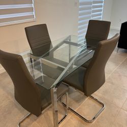 Dining set with 4 chairs, elegant and in excellent condition. Perfect for any home. Classic design and ready to use!