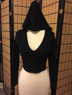 Black hooded crop top