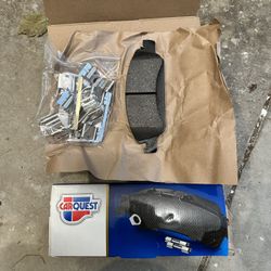 Brake Pads With Clips Front And Left For 2007 GMC Sierra 