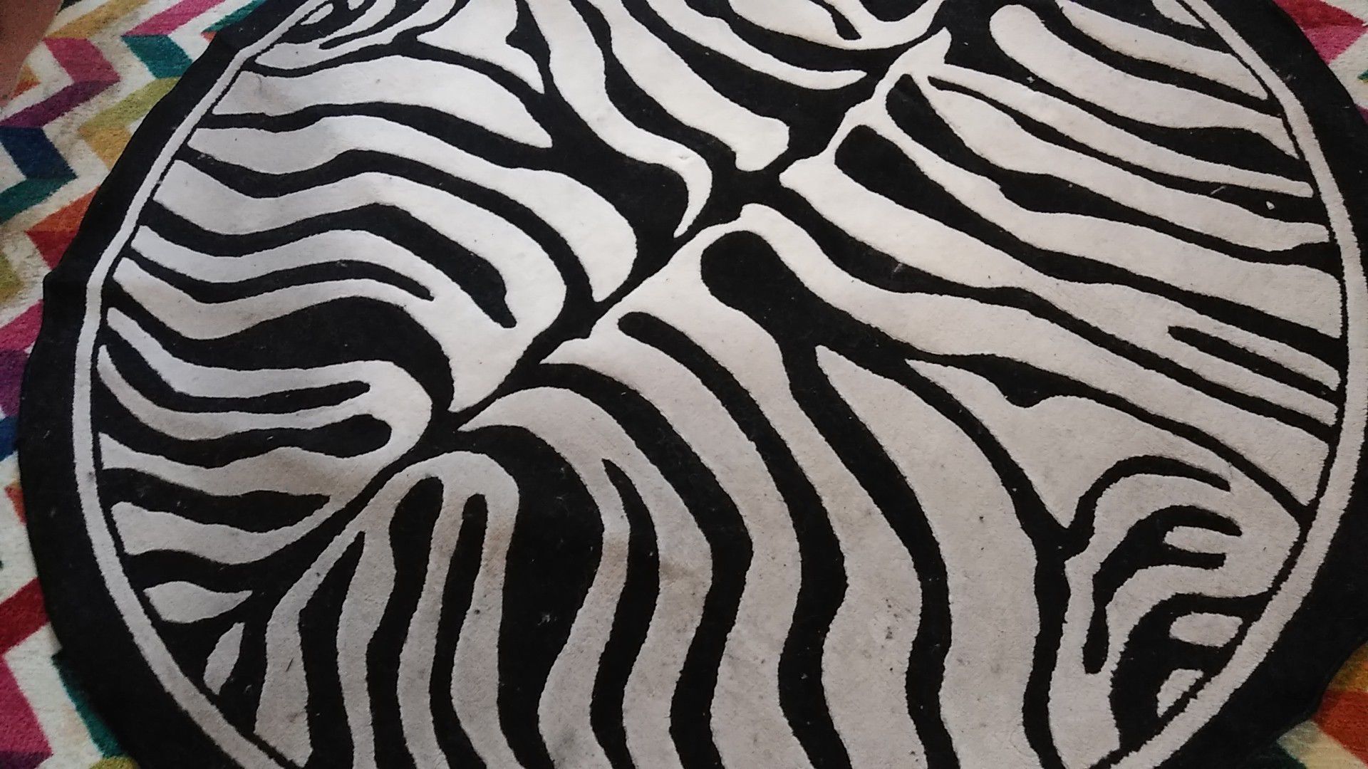 Zebra carpet round