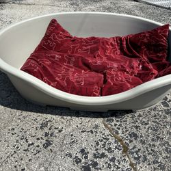 XXL Perla dog bed. Plastic dog bed with ventilation. Easy to clean
