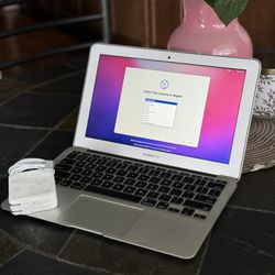 MacBook Air Running 2022 macOS Monterey 