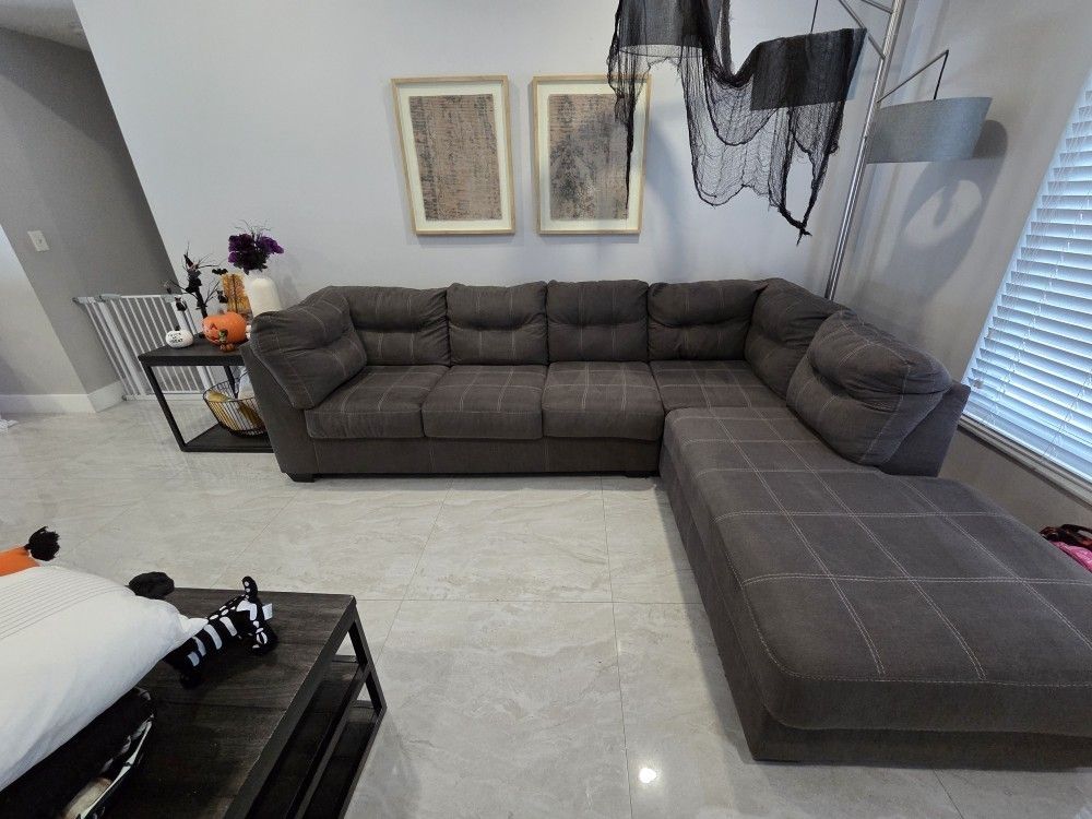 SECTIONAL COUCH 
