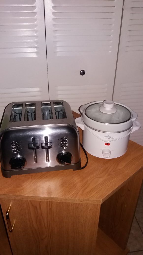 Cuisinart 4 slices toaster and a small crockpot. Both for $30