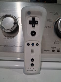 Wii remote controller with a clear silicon protective  skin.  Good condition.