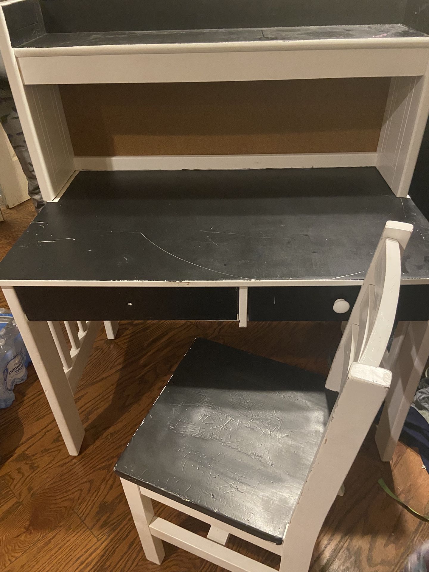 Use cargo kids, three-piece desk used, but in good condition in the color of black and white