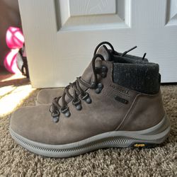 Women’s Size 7.5 Hiking Boots
