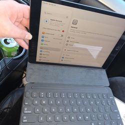 Apple iPad 8th Gen 10.2" 2020  Wi-Fi - w/ Keyboard 