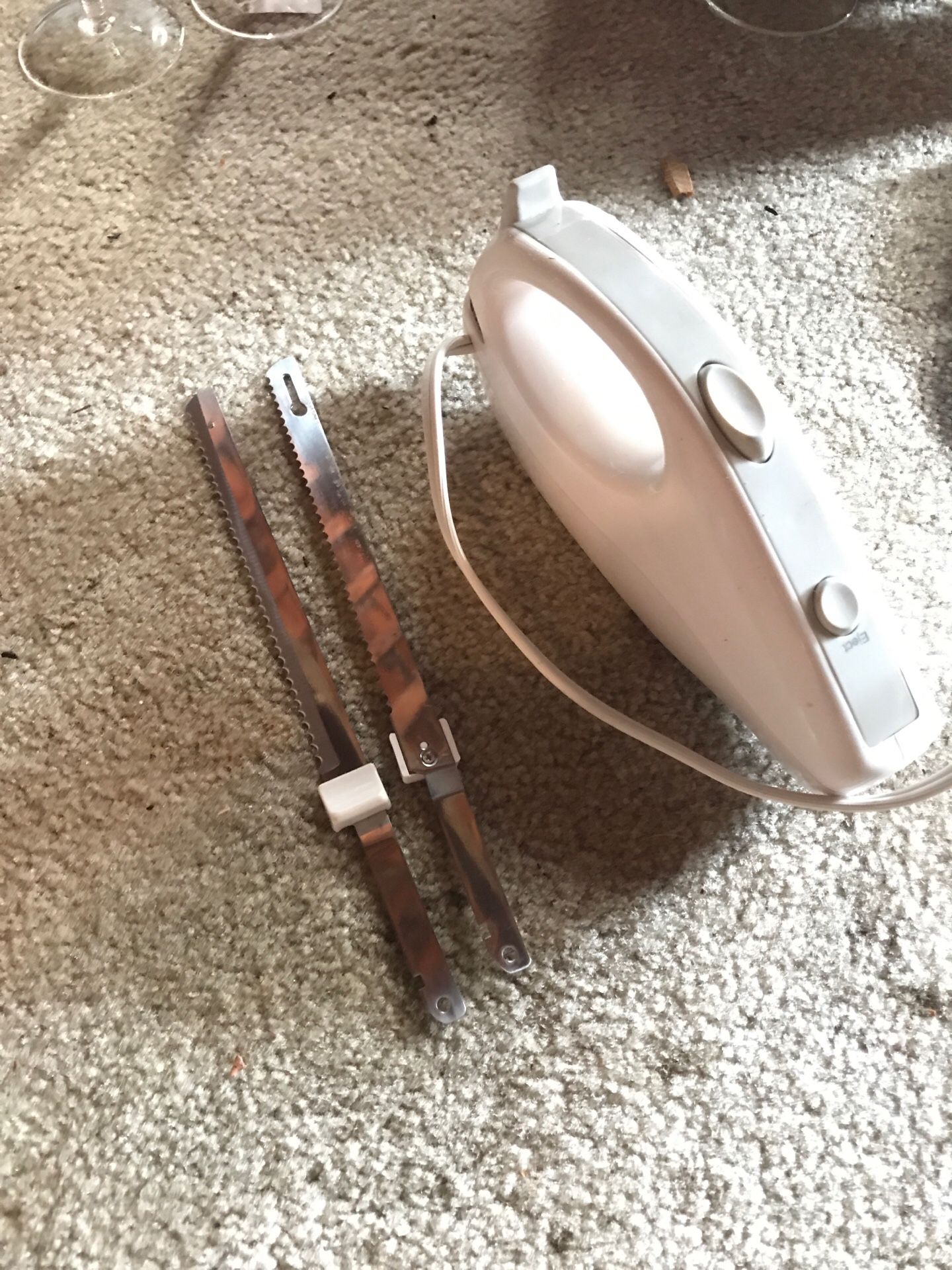 Electric knife with blades