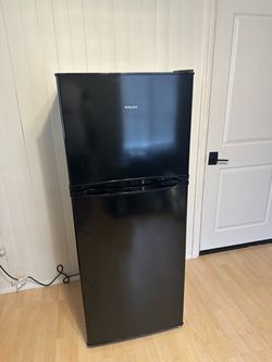 Hotpoint Black Refrigerator with Top Freezer