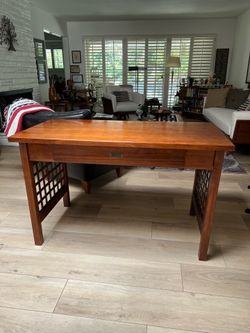 Desk / Table with keyboard shelf