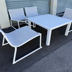 Patio ,outdoor furniture 4 Chairs and 1 coffee table Venneman collection