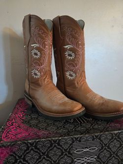 Women's Floral Embroidered Cowboy Boots