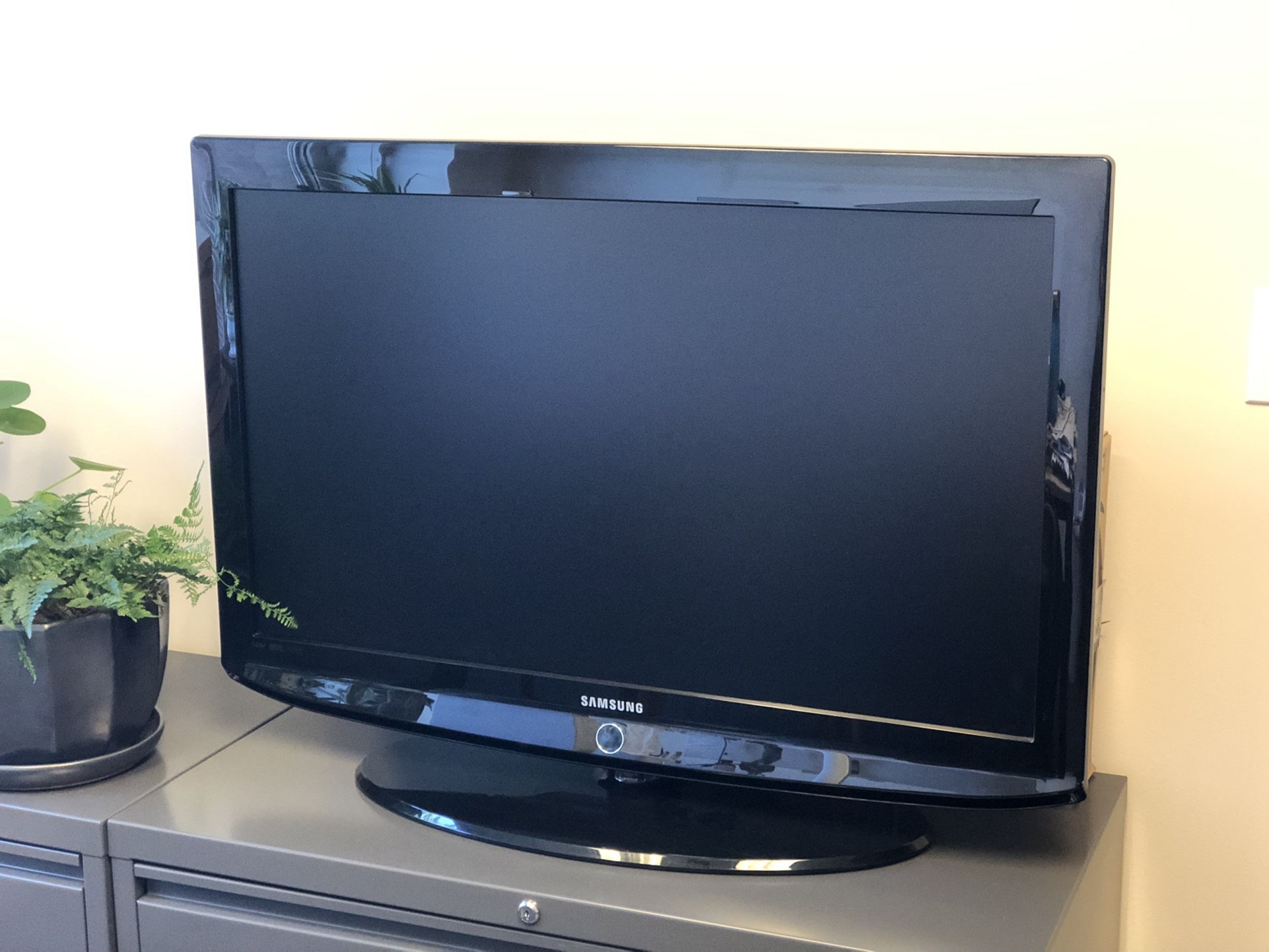 Samsung 37” LCD TV + Universal Wall Mount