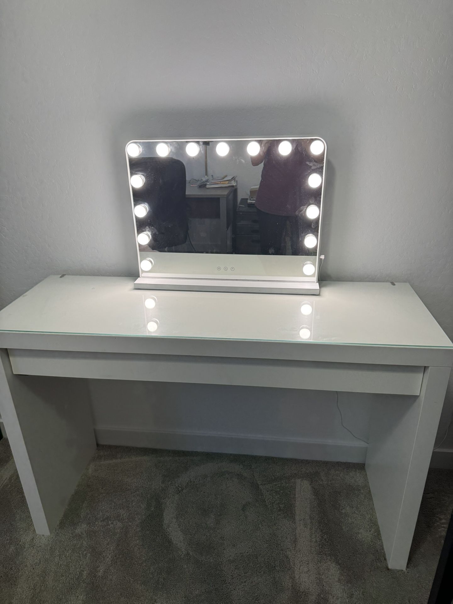 Vanity w/Mirrored Lights