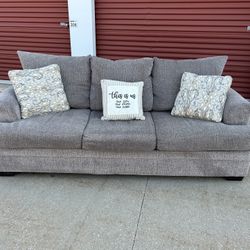 FREE DELIVERY 🚚🚛🚚 Beautiful Couch