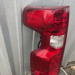 LEFT SIDE TAILLIGHT 2019-2024 CHEVROLET SILVERADO 