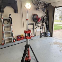 Milwaukee Rocket Dual Power Light