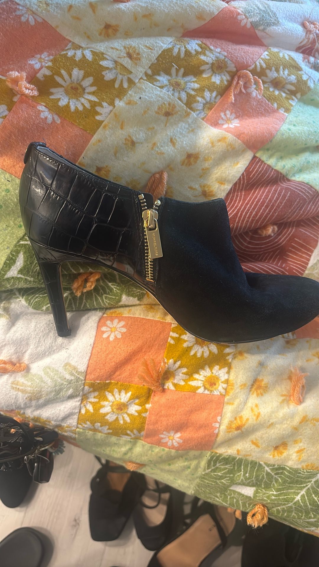 Michael Kors built high Hills size 9 they’re black they’re so cute