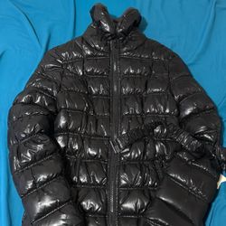 "Warm and Stylish Women's Black Puffer Coat - Great Condition!