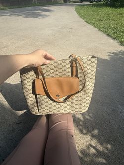 Like new condition, very clean inside and out. No stains or scratches. Only used a couple times. Has lots of compartments and can fit a small laptop o