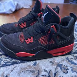 Jordan 4s red thunders size 5.5y