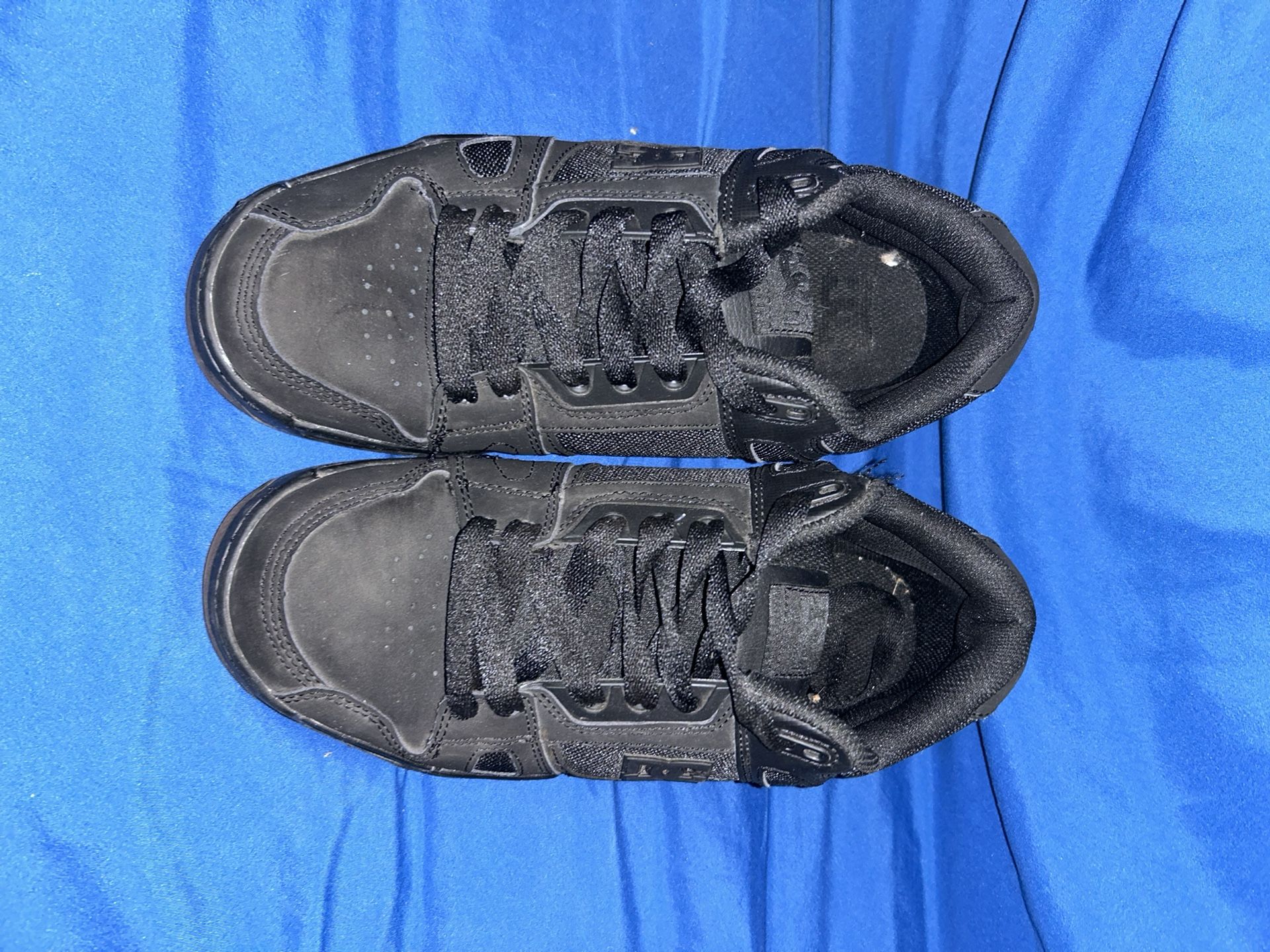 Black DC shoes