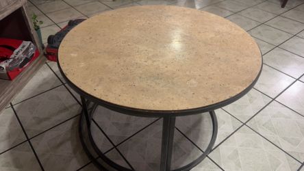 Tengo este Set de mesas de centro en $100 para que se las lleven. Están en muy buen estado.