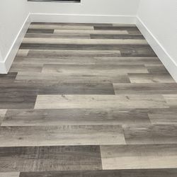 Instalamos Vinyl Plank Flooring 