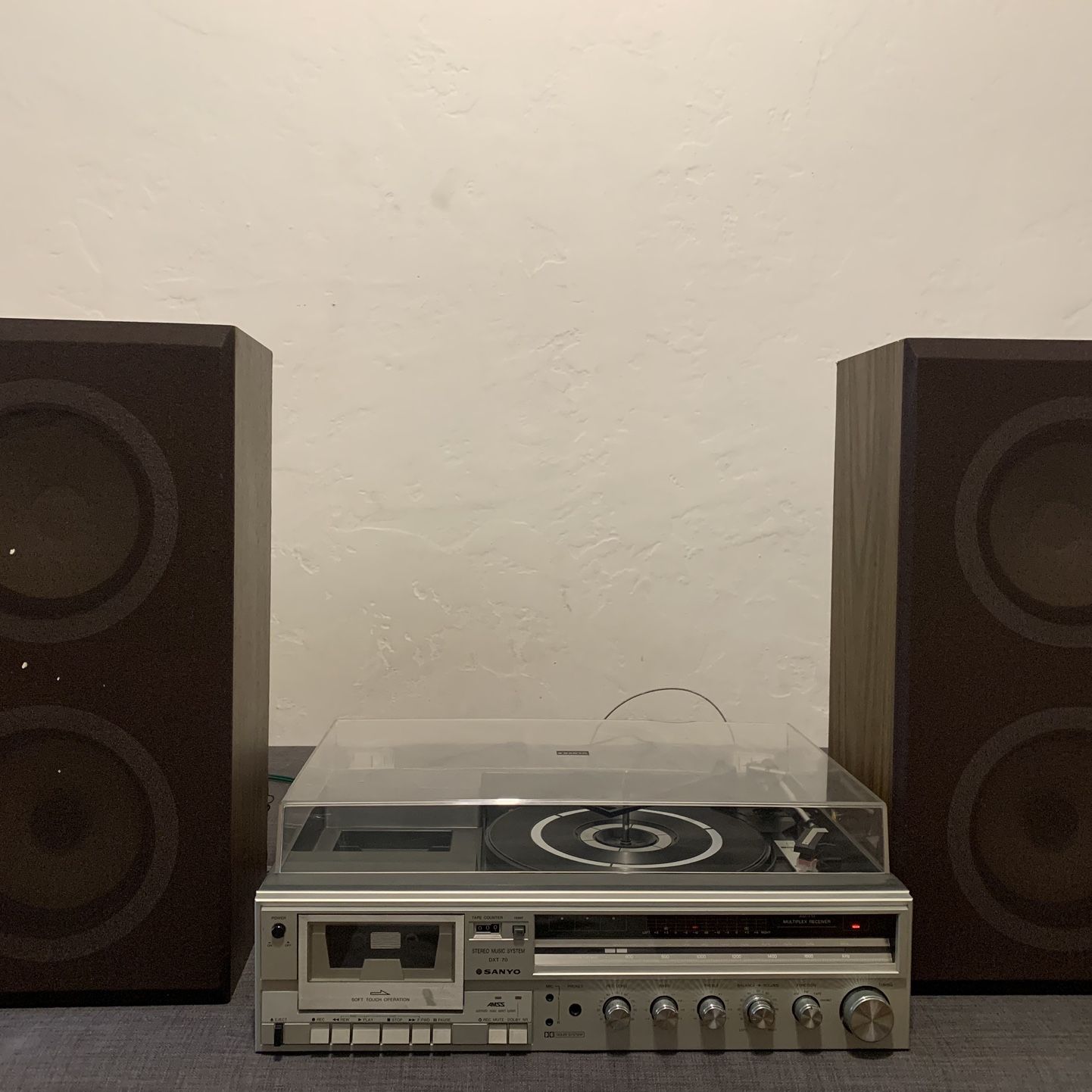 Vintage Sanyo DTX 70 Stereo Music System + Speakers Sanyo Model SX