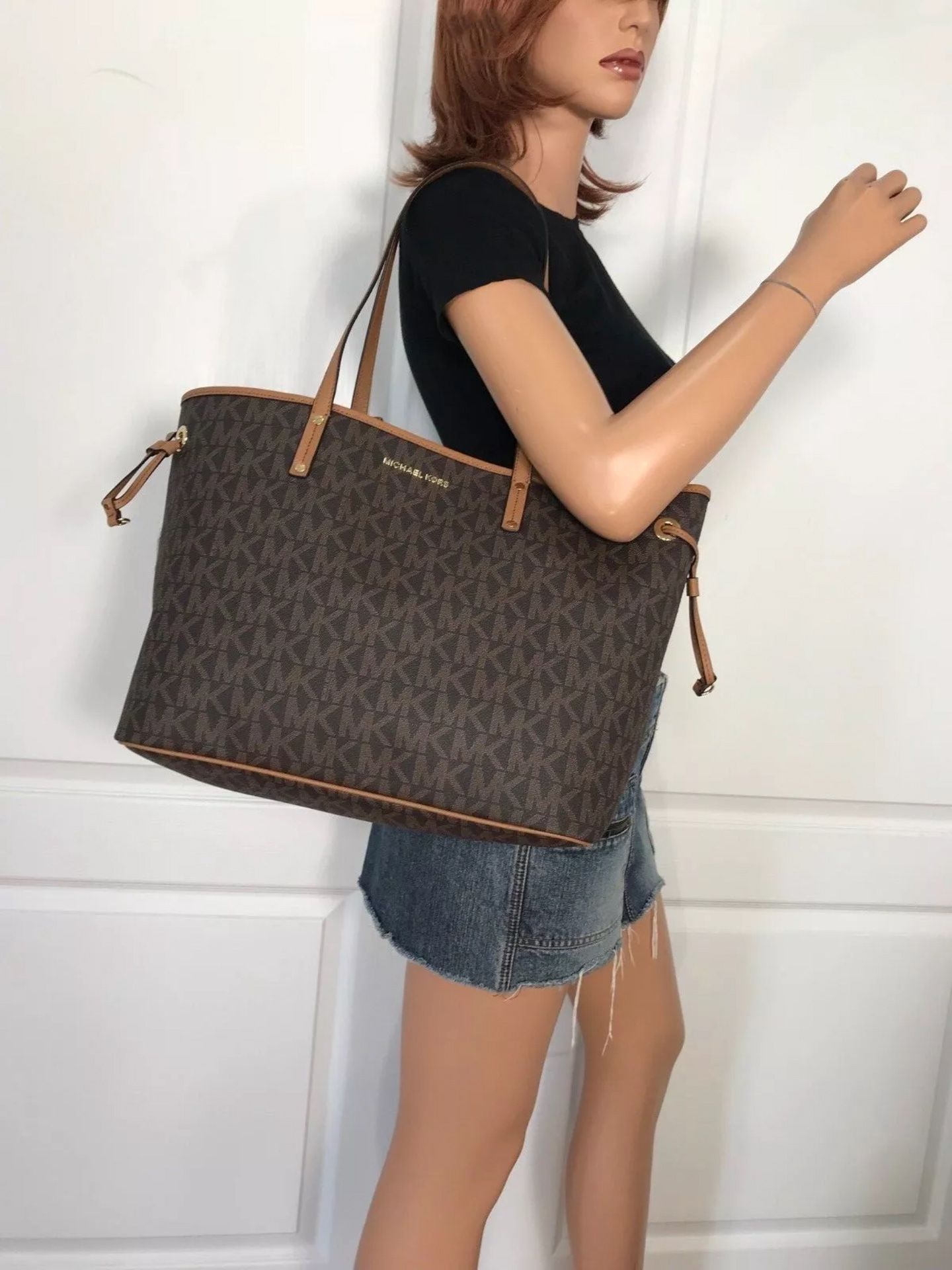 NWT Michael Kors Jet Set Travel Cindy Dome Crossbody Bag Logo Signature  Brown for Sale in Orlando, FL - OfferUp