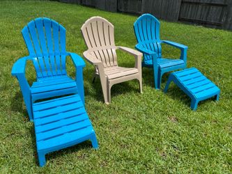 3 PLASTIC OUTDOOR CHAIRS  FOR $25