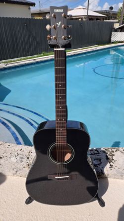 Yamaha F335 Acoustic Guitar