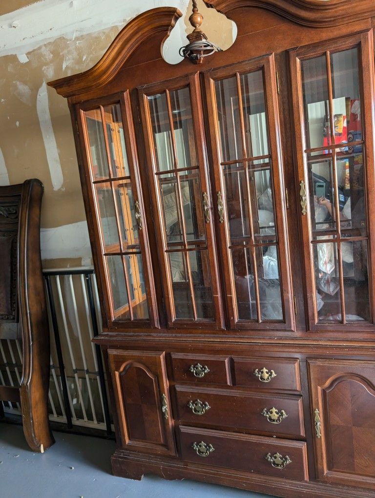 China Cabinet/ Lamp