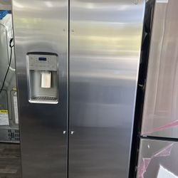 Counter Depths Side By Side Refrigerator With Water / Ice Dispenser 