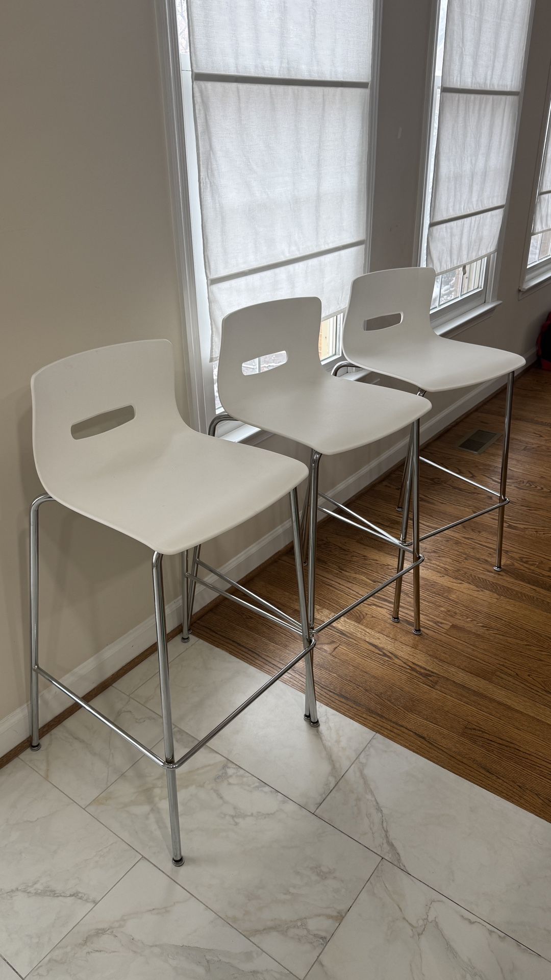 3 Bar stools/High chairs
