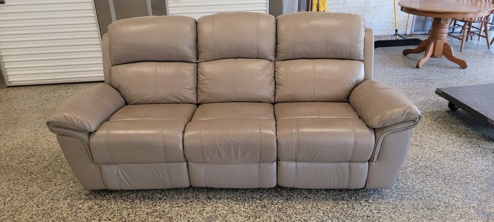 Leather Recliner (I CAN DELIVER)
