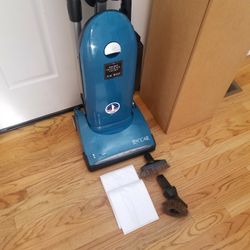 COMMERCIAL HEAVY DUTY RICCAR VACUUM WITH COMPLETE ATTACHMENTS  , AMAZING SUCTION  , WORKS EXCELLENT  , IN THE BOX 