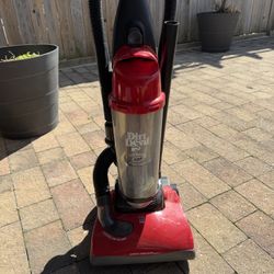 Dirt Devil Featherlite Bagless Upright Vacuum 