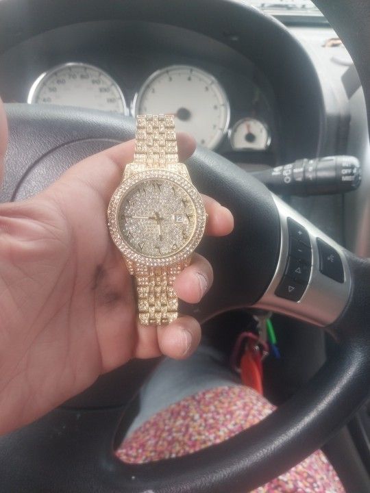 Iced-Out Quartz Watch: Luxurious Zircon Stones