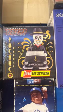 Skull bobblehead