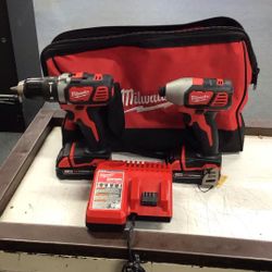 Milwaukee Tool Kit Drill & Impact Driver 2 Batteries, Charger & Case 