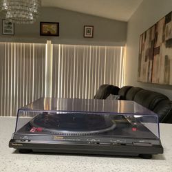 * TECHNICS * QUARTZ DIRECT DRIVE TURNTABLE IN NEAR MINT CONDITION . HARD TO FIND ONE FOR SALE IN THIS CONDITION . MUST SEE TO APPRECIATE . 