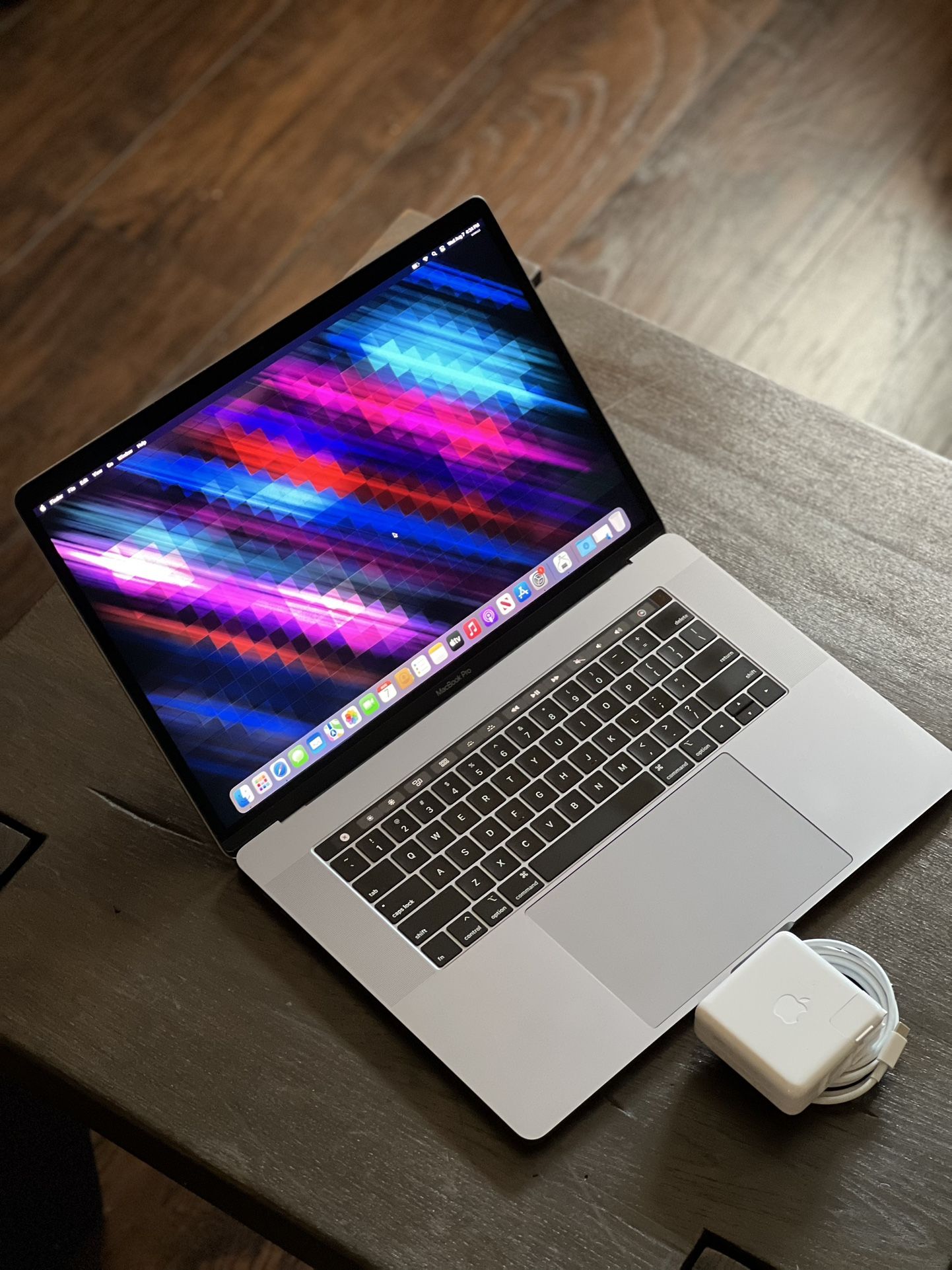 2016 MacBook PRO 2.7ghz (i7) - 16gb - 500gb SSD