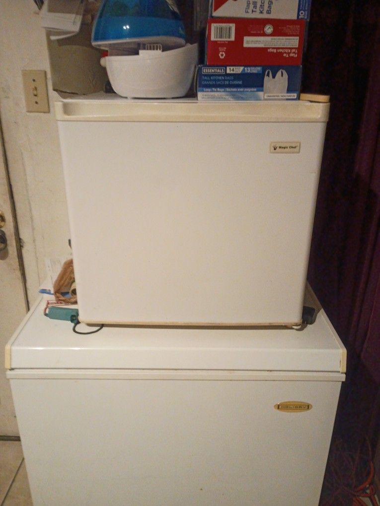 Magic Chef Refrigerator With Freezer Compartment For Ice Works Really Good