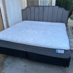 CAMA KING SZ CABECERA DE TELA TAPIZADA GRIS MARCO DE METAL BOX Y COLCHÓN MARCA POSTUREPEDIC USADA BUENA CONDCION 